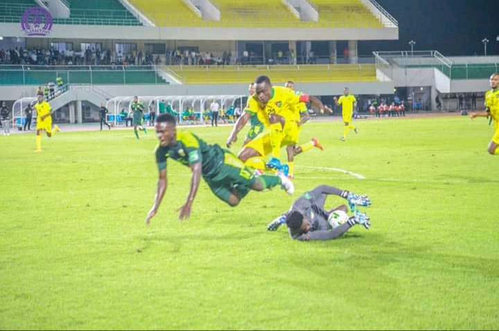 Sortie du goal togolais Ouro-Gneni Sarr devant l'attaquant Ismaila Sarr du Senegal