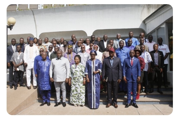 Photo prise à l’issue de l'atelier de lancement du processus de professionalisation le 27 Janvier 2023 à l'hotel Sarakawa. 