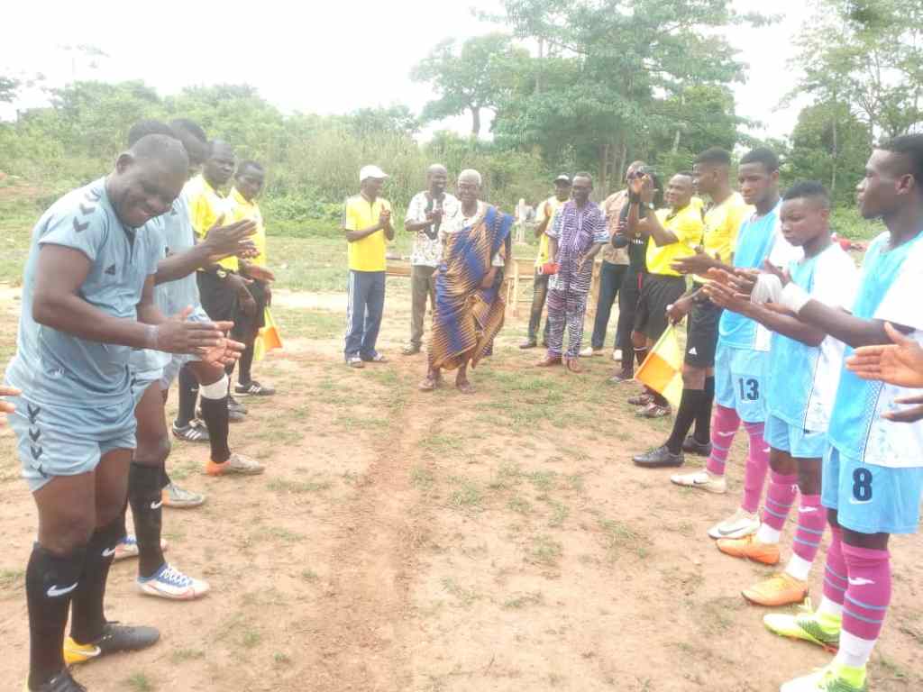 Coup d'envoi du match Tsideme # USK par le chef canton de Kpadape.