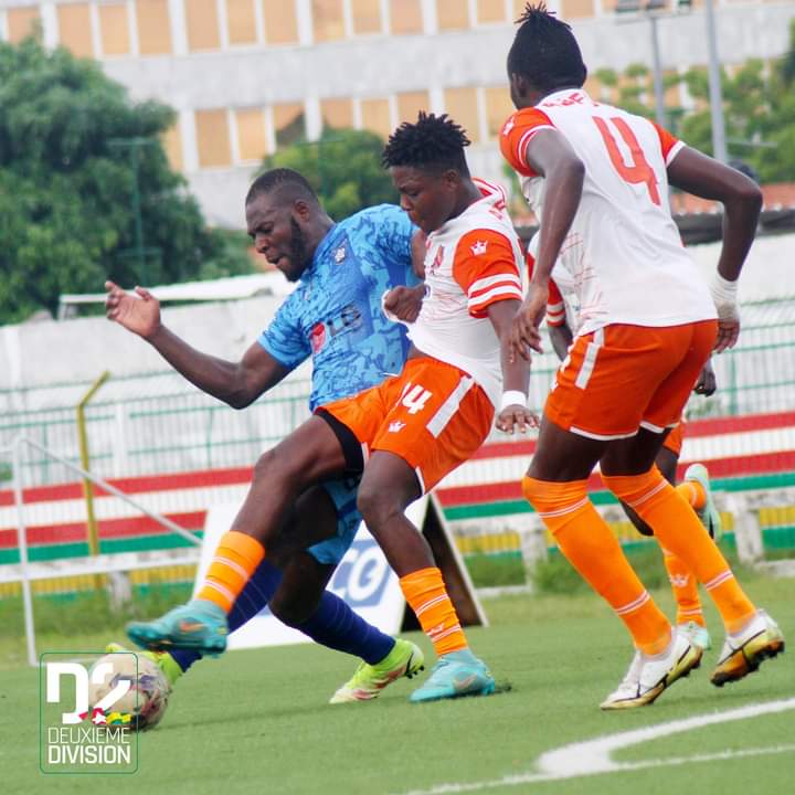 Un joueur de l'Etoile Filante dispute la balle avec un adversaire de l'ASFOSA.